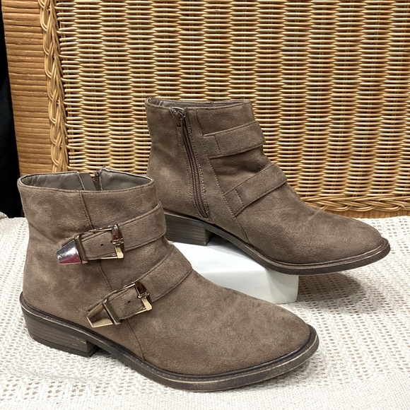 Wanted Faux Suede Ankle Booties With Golden Buckles ! - Picture 2 of 10